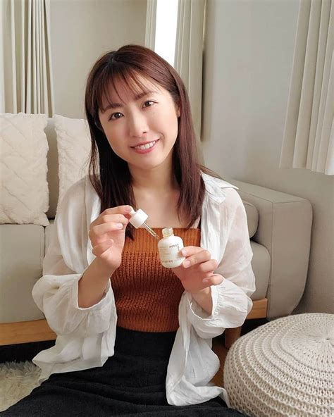 小谷津友里さんのインスタグラム写真 小谷津友里instagram 「夏に積極的にスキンケアに取り入れたいビタミンc🍊 イニスフリーの新商品 ビタc美容液『ビタc グリーンティー