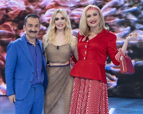Ilary Blasi Nude Look A L Isola Dei Famosi Con L Abito A Rete Vedo Non Vedo