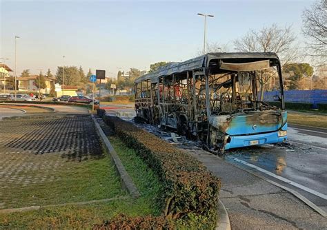 Desenzano Autobus Di Linea Apam Prende Fuoco In Strada Paura Vicino