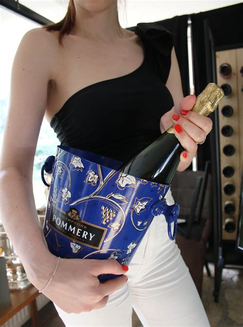 Virág mintás kék színű pezsgős vödör a Pommery Champagne háztól