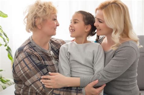 Trois générations de femmes Une belle femme et une adolescente