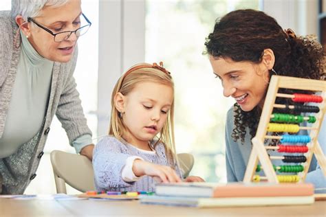 Éducation avec grand mère maman et fille à la maison avec abaque pour