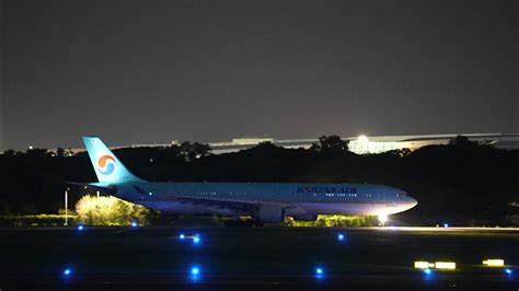 Pesawat Kargo Korean Air Take Off Malam Di Bandara Soekarno Hatta