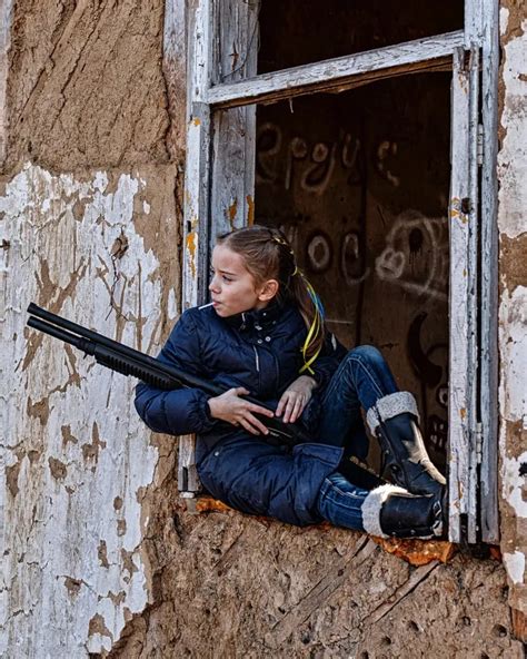 Guerra Rusia Ucrania La Foto Viral De Una Nena De 9 Años Con Un Rifle En La Mano Tn