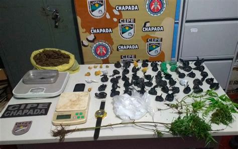 Adolescente suspeito de tráfico de drogas é apreendido e dupla é presa