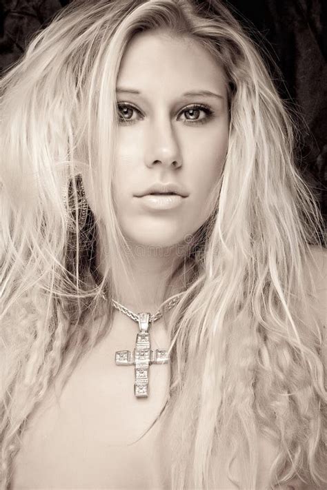 Belle Fille Blonde Image Stock Image Du Femelle Croix