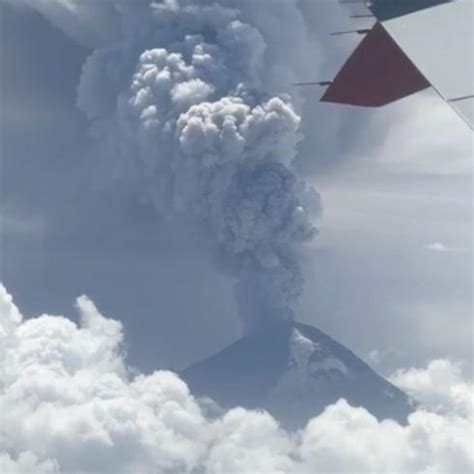 Erupción del volcán Popocatépetl es captada desde avión Videos