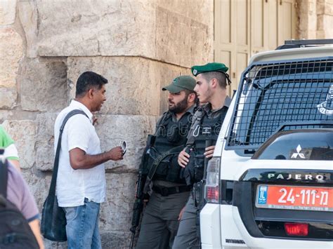 Os Soldados Guardam A Entrada Cidade Velha Do Jerusal M E Falam O