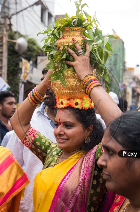 Image Of Kalvakuntla Kavitha Visits Mahankali Temple During Bonalu