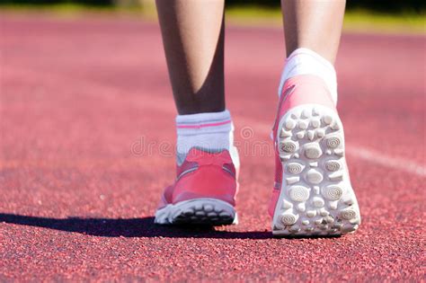 Primer Que Camina De Los Zapatos Del Deporte Imagen De Archivo Imagen