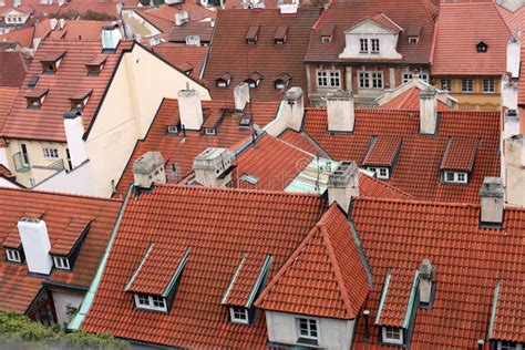 Telhas De Telhado Vermelhas Foto De Stock Imagem De Janela Casa