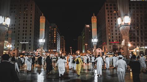 Pedestrian in Mecca at Night · Free Stock Photo