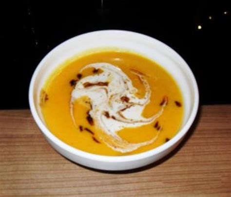 Kürbissuppe mit Kokosmilch - Rezept mit Video - kochbar.de