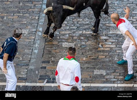 Pamplona Espa A Th De Julio De Los Corredores Intentan Llevar