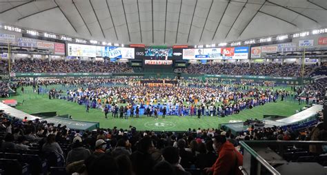 【巨人】ファンフェスタで新入団選手が背番号をお披露目 スポーツ報知