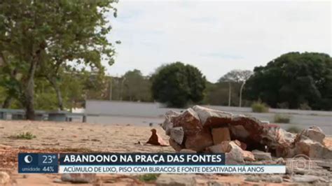 Moradores reclamam da situação de abandono na Praça das Fontes dentro