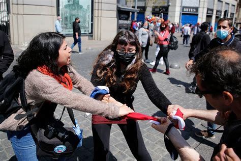 Carabineros Detuvo A Personas Tras Manifestaciones Anti Y Pro