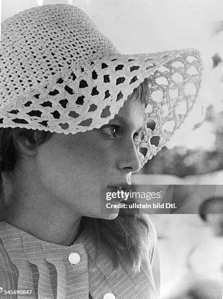 Mia Farrow 1969 Photos And Premium High Res Pictures Getty Images