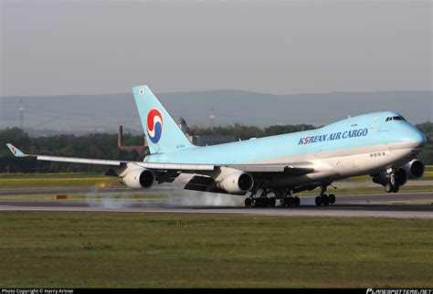 Hl Korean Air Lines Boeing B Erf Photo By Harry Artner Id