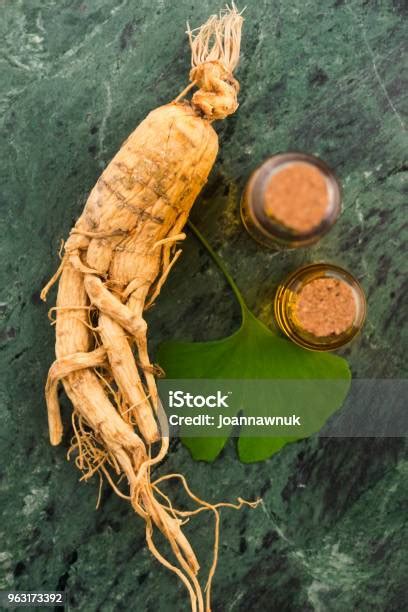 Extracto De Raíz De Ginseng Y Ginkgo Biloba Hojas Foto De Stock Y Más Banco De Imágenes De