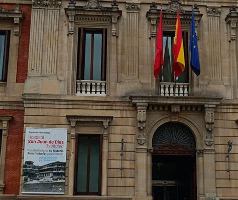 HSJD inaugura en el Parlamento de Navarra una exposición conmemorativa