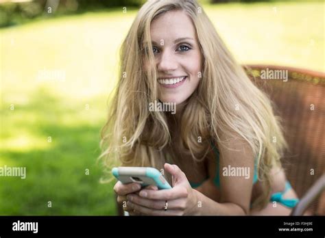Junge frau trägt bikini Fotos und Bildmaterial in hoher Auflösung Alamy