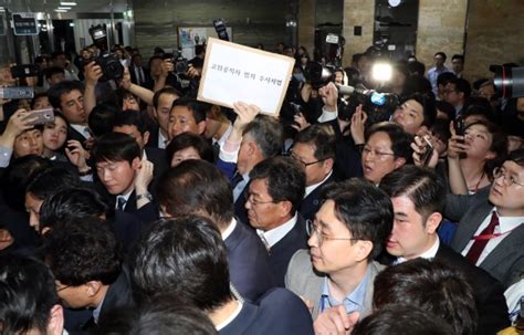 패스트트랙 놓고 ‘밤샘 난장판 국회사개특위 개의 후 일시해산 서울신문