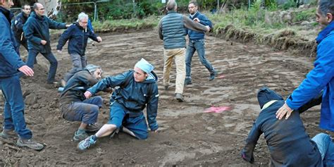 Un Militant Cologiste Plaqu Au Sol Par Une Nonne