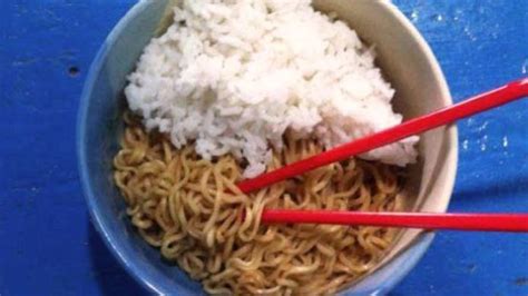 Enak Bikin Ketagihan Tapi Inilah Bahaya Makan Nasi Lauk Mie Instan