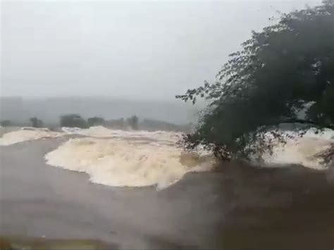 Barragem se rompe e água invade cidades no norte da Bahia