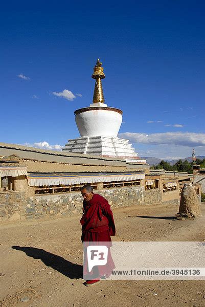 Tibetischer Buddhismus M Nch Auf Der Kora Vor Wei Em Stupa Palast Des