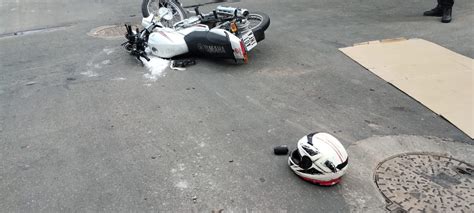 Motociclista Colision Contra Una Camioneta Y Result Con Heridas De