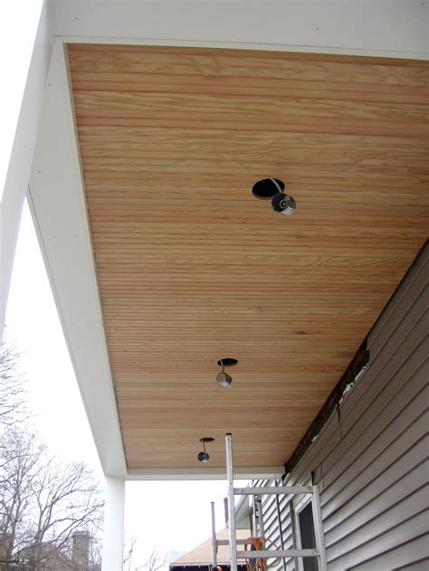 Lémergence du plafond en planches de bois inspire la conception de la