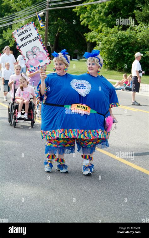 Twins Convention At Twinsburg Ohio Stock Photo Alamy