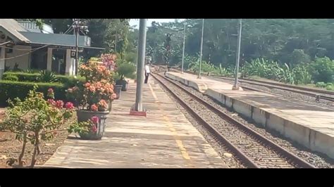 Kereta Api Kaligung Dengan Nomor Ka Melintas Langsung Di Stasiun