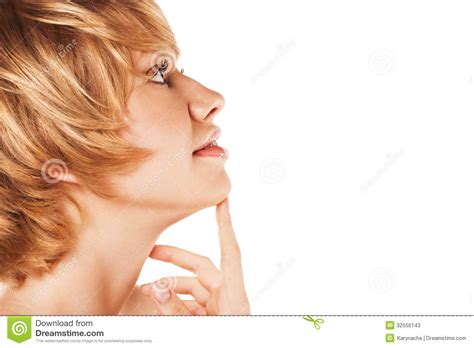 Blonde Avec Les Cheveux Courts Fond De Blanc De Studio Image Stock Image Du Soin Sain