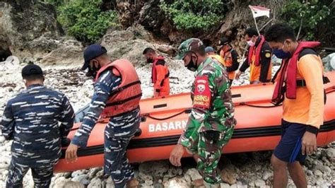 Foto TNI AL Evakuasi Jenazah Refli Yang Tenggelam 5 Hari Di Laut Rote