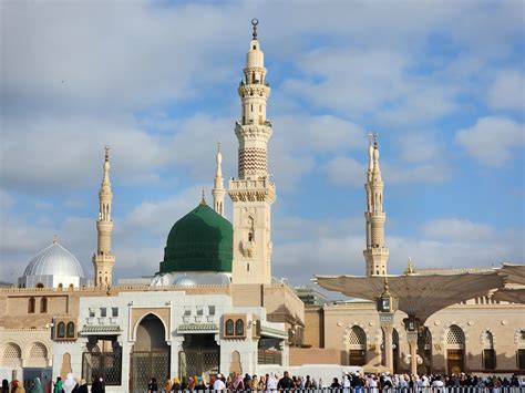 Muslim pilgrims flock to Prophet's Mosque in Medina during Umrah ...