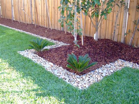 Landscaping With Wood Chips: A Complete Guide For 2023 – HomeDecorish