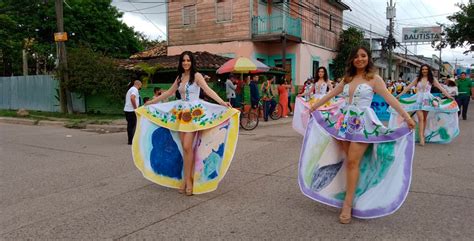 Espectacular Desfile De Carrozas Engalana El Festival De Las Flores