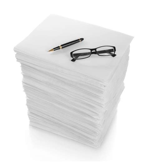 Sluit Omhoog Van Pen En Glazen Op Papier Stock Afbeelding Image Of