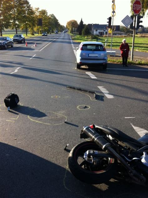 Freiwillige Feuerwehr Bornheim Unfall Mit Pkw Und Motorrad An Der