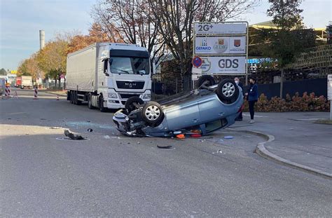 Unfall In Weilimdorf Auto Landet Nach Kollision Auf Dem Dach Ein