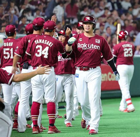 ＜楽・オ＞4回、満塁弾を放ちナインに迎えられる浅村（右）（撮影・光山 貴大） ― スポニチ Sponichi Annex 野球