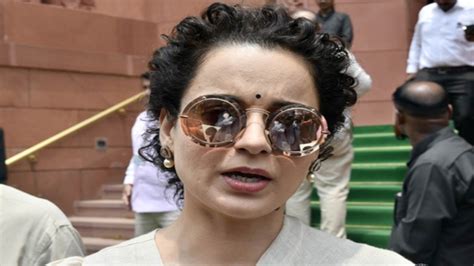 Kangana Ranaut दादी और पिताजी के नाम पर बटोरते वोट और बिना नाम लिए कांग्रेस पर कंगना रनौत