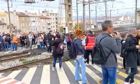 Réforme Des Retraites Marseille La Gare Saint Charles Bloquée Par