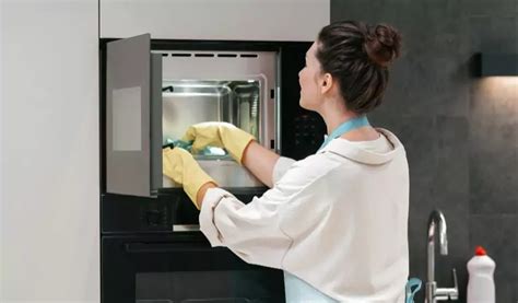 Should You Spray Cleaners In Your Microwave? - Bond Cleaning In Wollongong