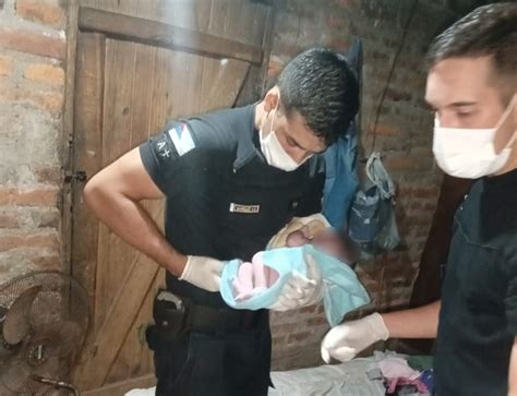 Polic As Asistieron A Una Mujer Que Dio A Luz En Su Hogar Primera Edici N