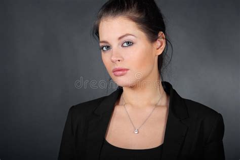 Verticale De Belle Jeune Fille De Brunette Image Stock Image Du Photo D Coration