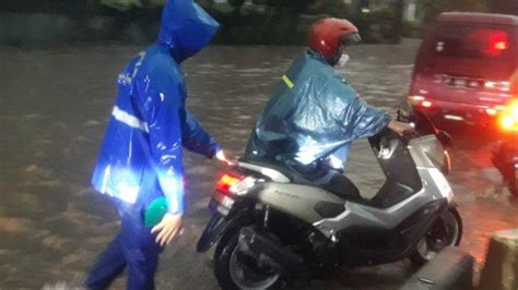 Jalan DI Panjaitan Jatinegara Terendam Banjir 50 Cm Sejumlah Motor